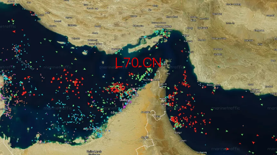 船舶交通数据截图显示，2026 年 4 月 13 日美国东部时间周一中午 12 点左右，霍尔木兹海峡航运状况。
