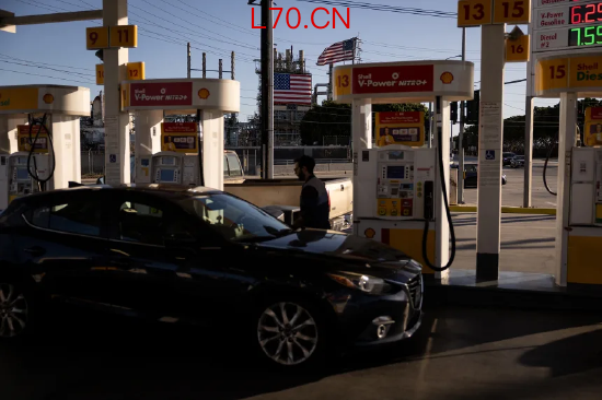 2026 年 4 月 11 日，加利福尼亚州威尔明顿康菲石油炼油厂前的壳牌加油站，民众正在加油。