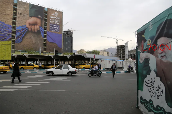 2026 年 4 月 12 日，伊朗德黑兰瓦纳克广场的大型广告牌，标语宣称 “霍尔木兹海峡将永远处于伊朗控制之下”。