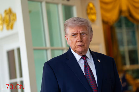 2026 年 4 月 13 日，华盛顿，唐纳德・特朗普总统在白宫椭圆形办公室外向媒体发表讲话。