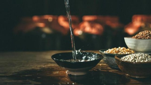 白酒再次被关注！医生研究发现：饮酒伤肝，喝越多肝损伤越重