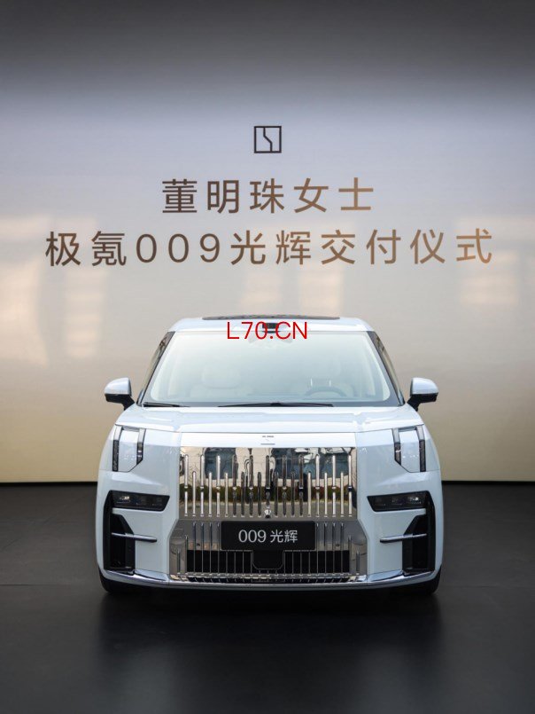 董明珠被拍到乘坐极氪009出行