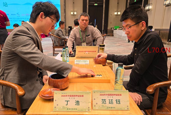 范廷钰九段(右)战胜丁浩九段。人民网记者 胡雪蓉摄