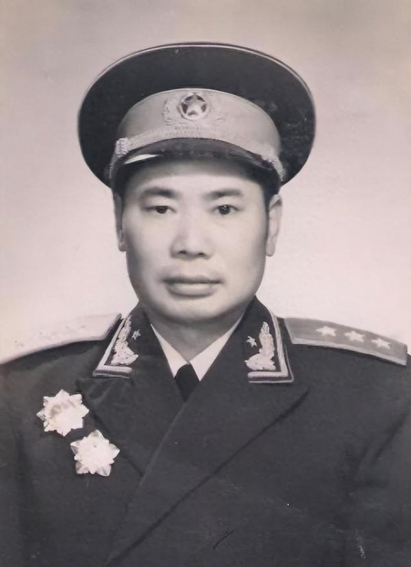 杨得志到医院探望朱德，秘书多次催促，朱德幽默回应要撵他走